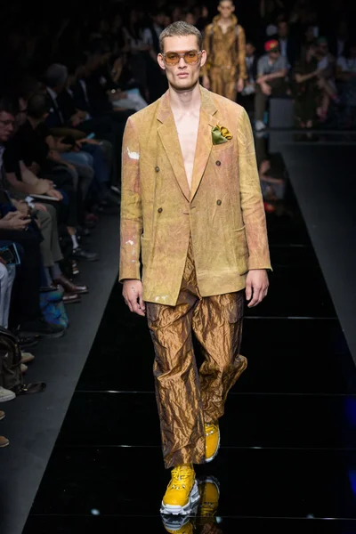 Look 32
